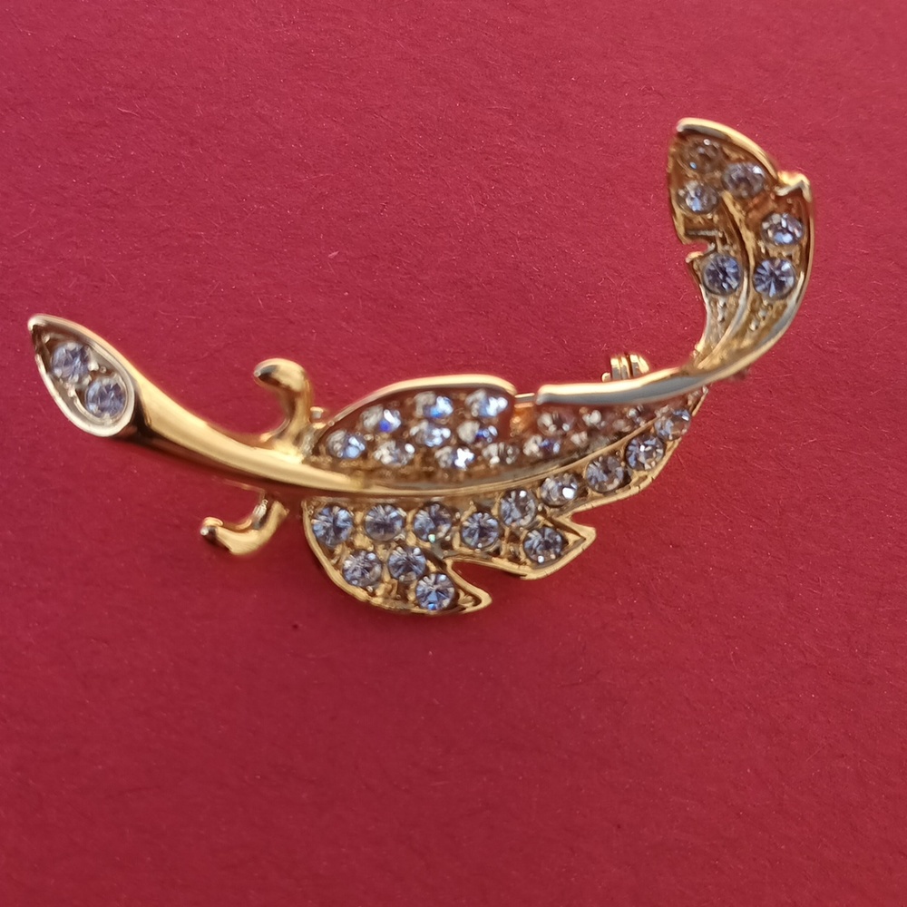 Vintage Gold tone rhinestone feather pin/brooch. - Picture 10 of 10